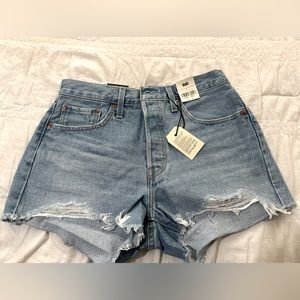 Levi 501 denim shorts! BNWT size 28. Cutoff casual shorts